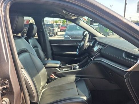 Used 2025 Jeep Grand Cherokee L Limited w/ Black Appearance Package AWD/4WD image 18