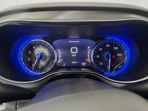 Used 2025 Chrysler Pacifica Limited FWD image 12