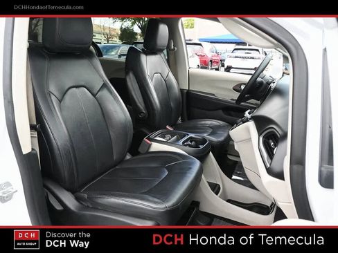 Used 2018 Chrysler Pacifica Touring-L image 21