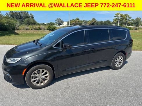 Certified 2022 Chrysler Pacifica Touring-L w/ Uconnect Theater Family Group AWD/4WD image 4