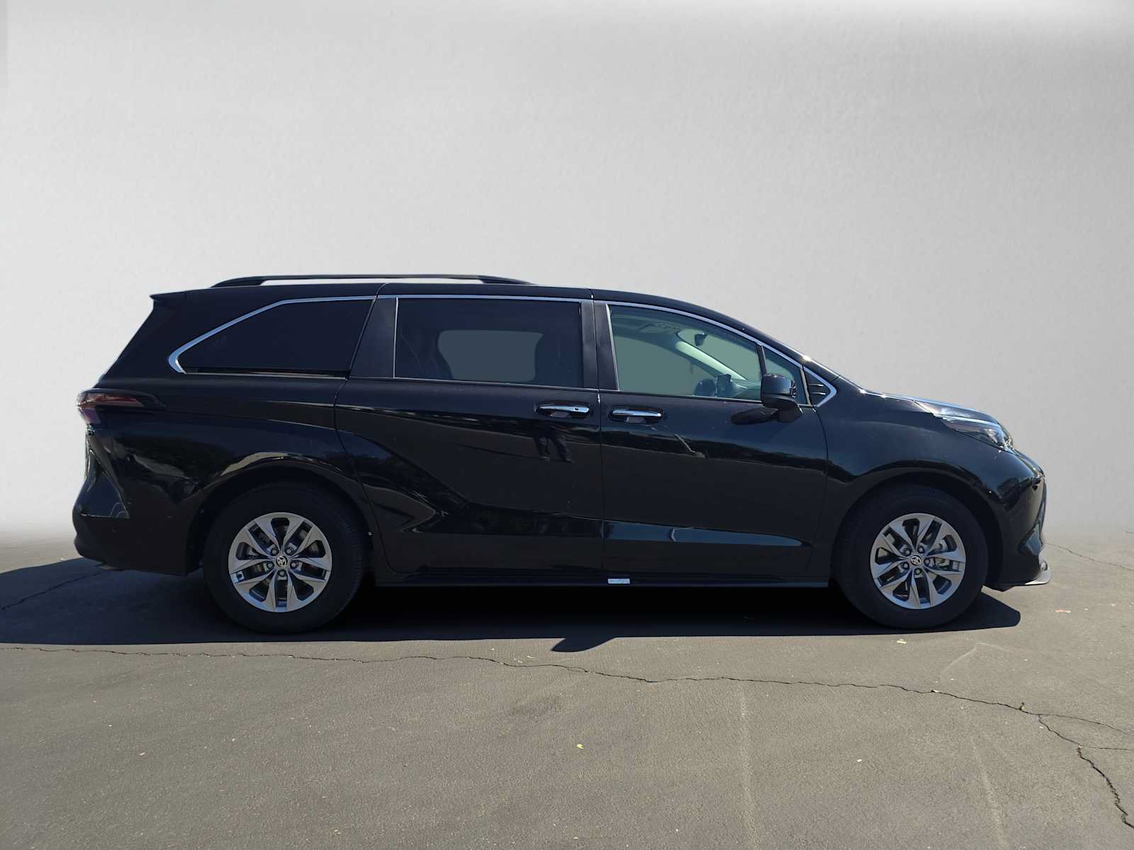 Certified 2026 Toyota Sienna XLE FWD image 2