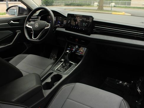Used 2025 Volkswagen Jetta SE FWD image 24
