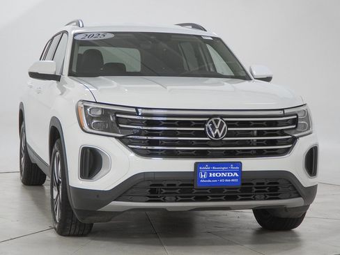 Used 2025 Volkswagen Atlas SE image 19