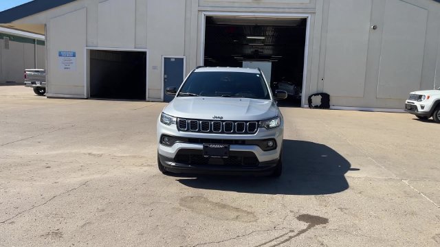 Used 2024 Jeep Compass Latitude AWD/4WD image 3