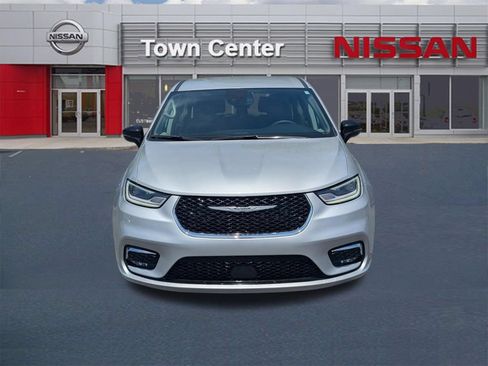 Used 2024 Chrysler Pacifica Touring-L FWD image 2