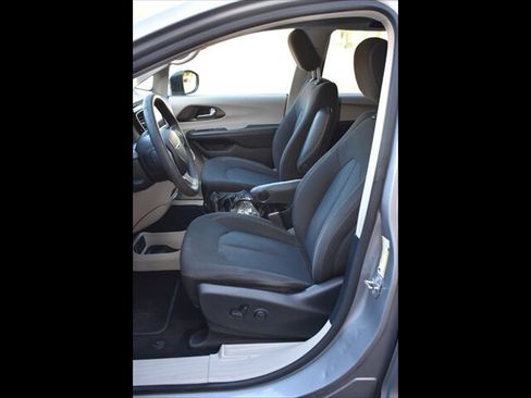 Used 2021 Chrysler Voyager LX FWD image 14