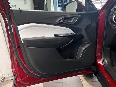 Used 2025 Chevrolet Trax LT w/ LT Convenience Package image 9