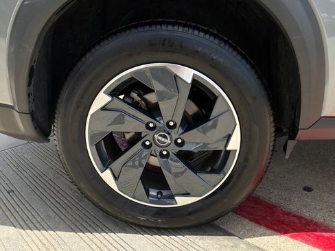 Used 2025 Nissan Rogue SV FWD image 9