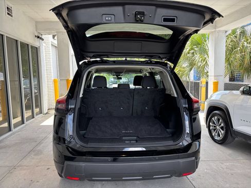 Used 2025 Nissan Rogue SV FWD image 32