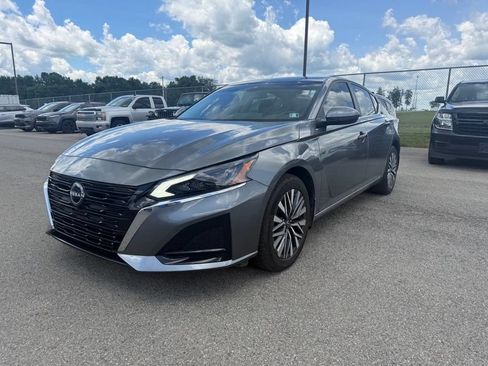 Used 2024 Nissan Altima 2.5 SV w/ SV Premium Package AWD/4WD image 3