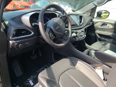 New 2023 Chrysler Pacifica Limited w/ Uconnect Theater Family Group image 21