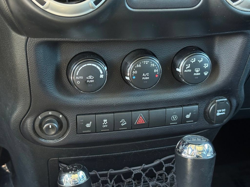 Used 2016 Jeep Wrangler Unlimited Rubicon w/ Dual Top Group AWD/4WD image 14