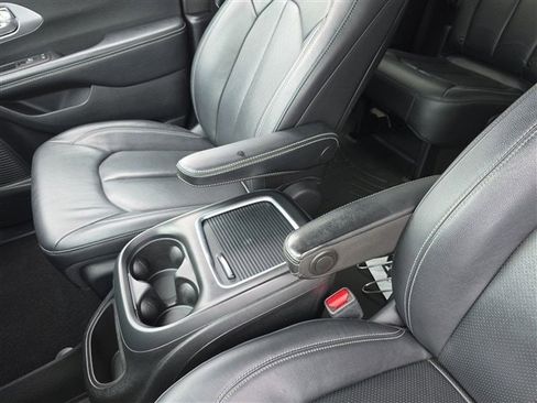 Used 2020 Chrysler Pacifica Touring-L Plus w/ S Appearance Package image 21