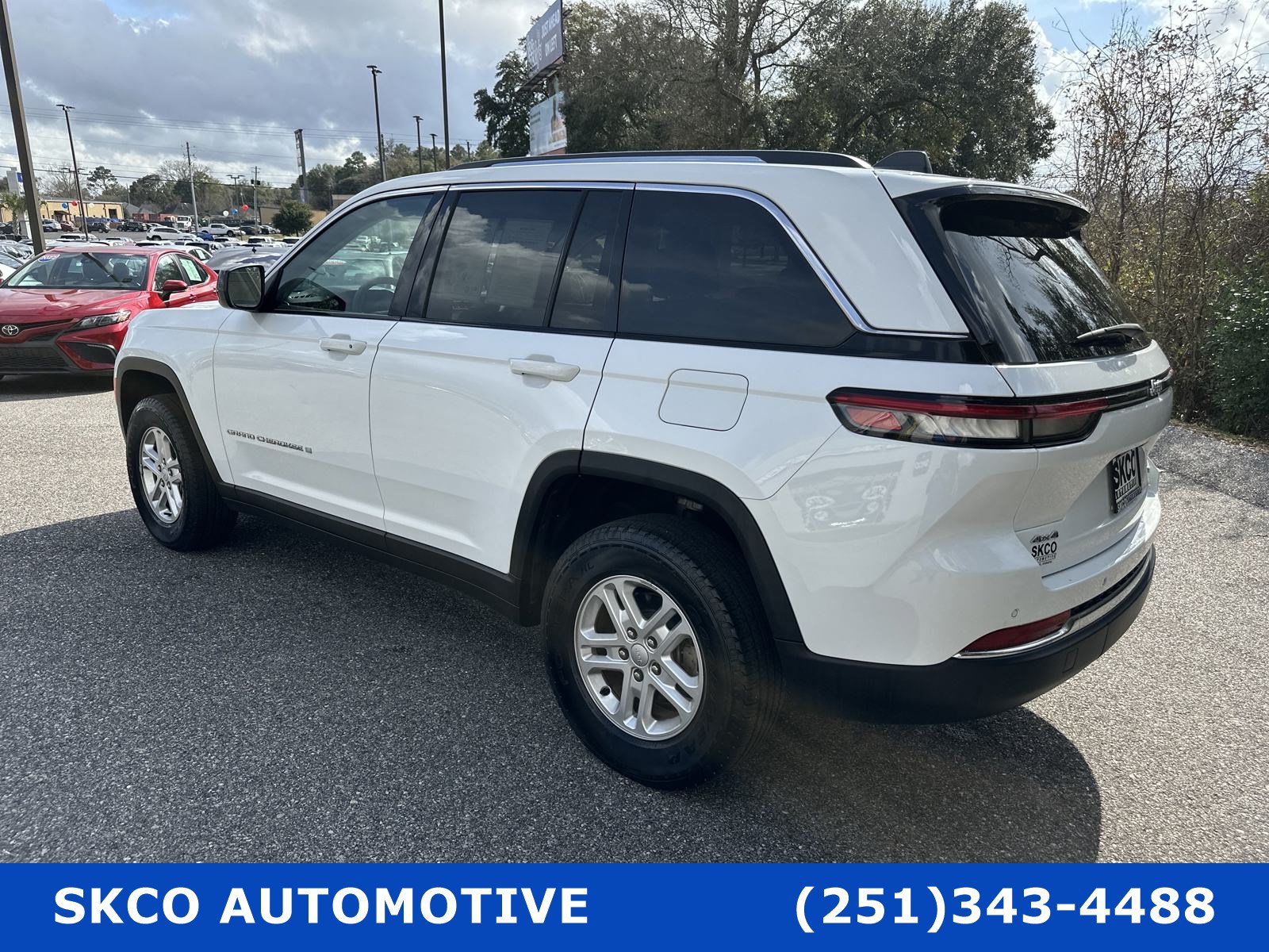 Used 2022 Jeep Grand Cherokee Laredo AWD/4WD image 3
