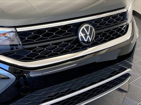 Used 2024 Volkswagen Taos SE image 30