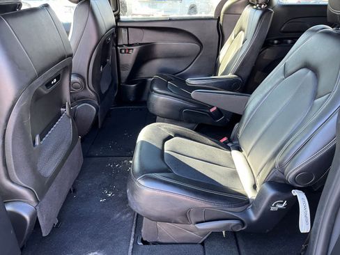 Used 2025 Chrysler Pacifica Select image 24