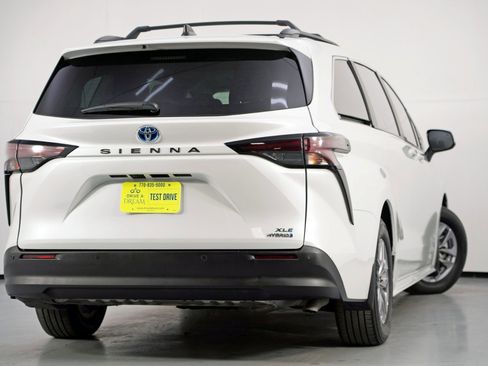 Used 2023 Toyota Sienna XLE w/ XLE Plus Package image 5