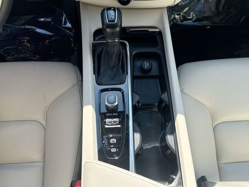 Used 2021 Volvo XC60 T5 Momentum w/ Premium Package FWD image 23