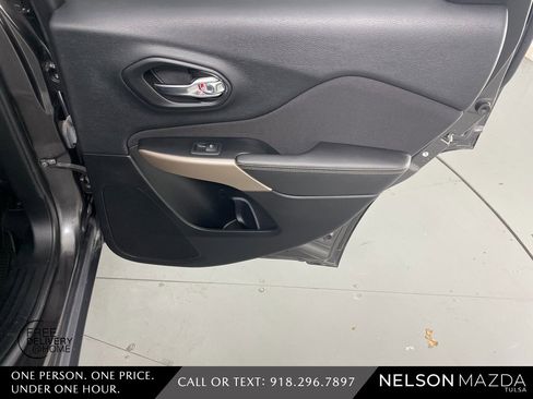 Used 2017 Jeep Cherokee Latitude w/ Safety/Convenience Group image 40