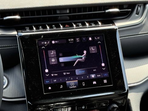 New 2025 Jeep Grand Cherokee Altitude image 13