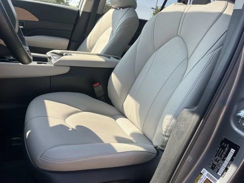 Used 2025 Toyota Grand Highlander AWD Hybrid image 34