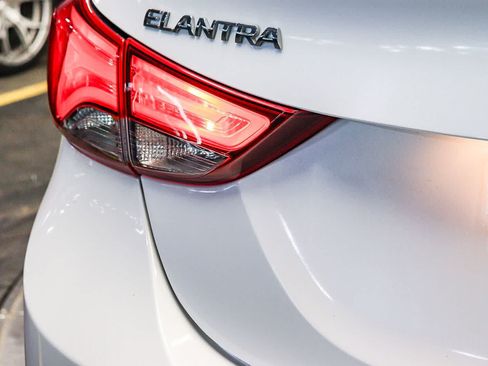 Used 2015 Hyundai Elantra SE FWD image 11