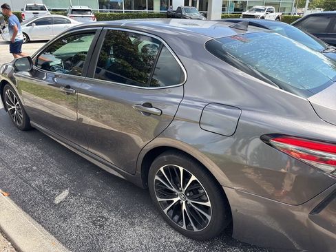 Used 2019 Toyota Camry SE FWD image 16