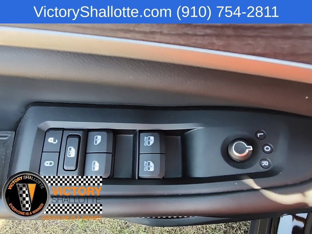 Used 2023 Jeep Grand Cherokee Limited w/ Black Appearance Package AWD/4WD image 21