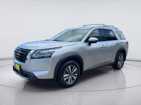 Used 2023 Nissan Pathfinder SL FWD image 3