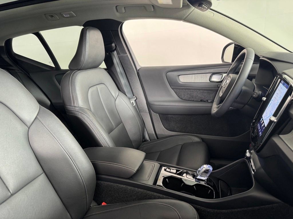 Certified 2026 Volvo XC40 B5 Plus AWD/4WD image 2