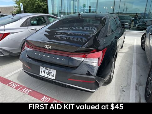 Used 2025 Hyundai Elantra SE FWD image 8