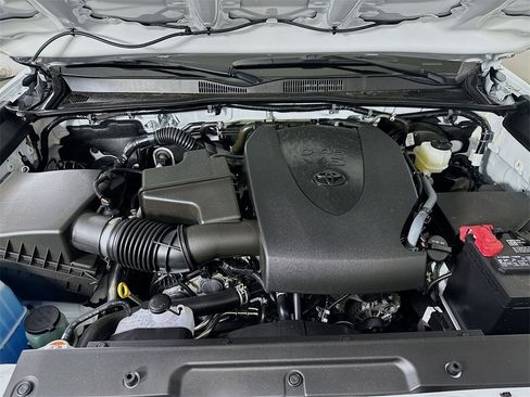 Used 2022 Toyota Tacoma TRD Off-Road image 9