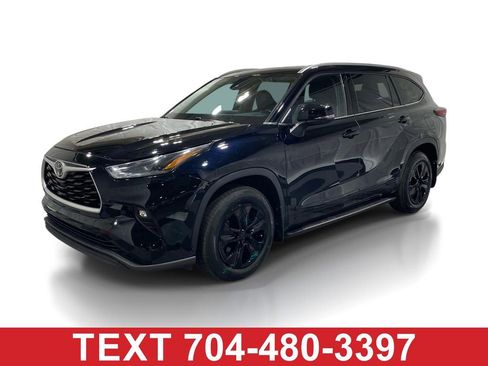 Used 2022 Toyota Highlander XLE AWD/4WD image 1