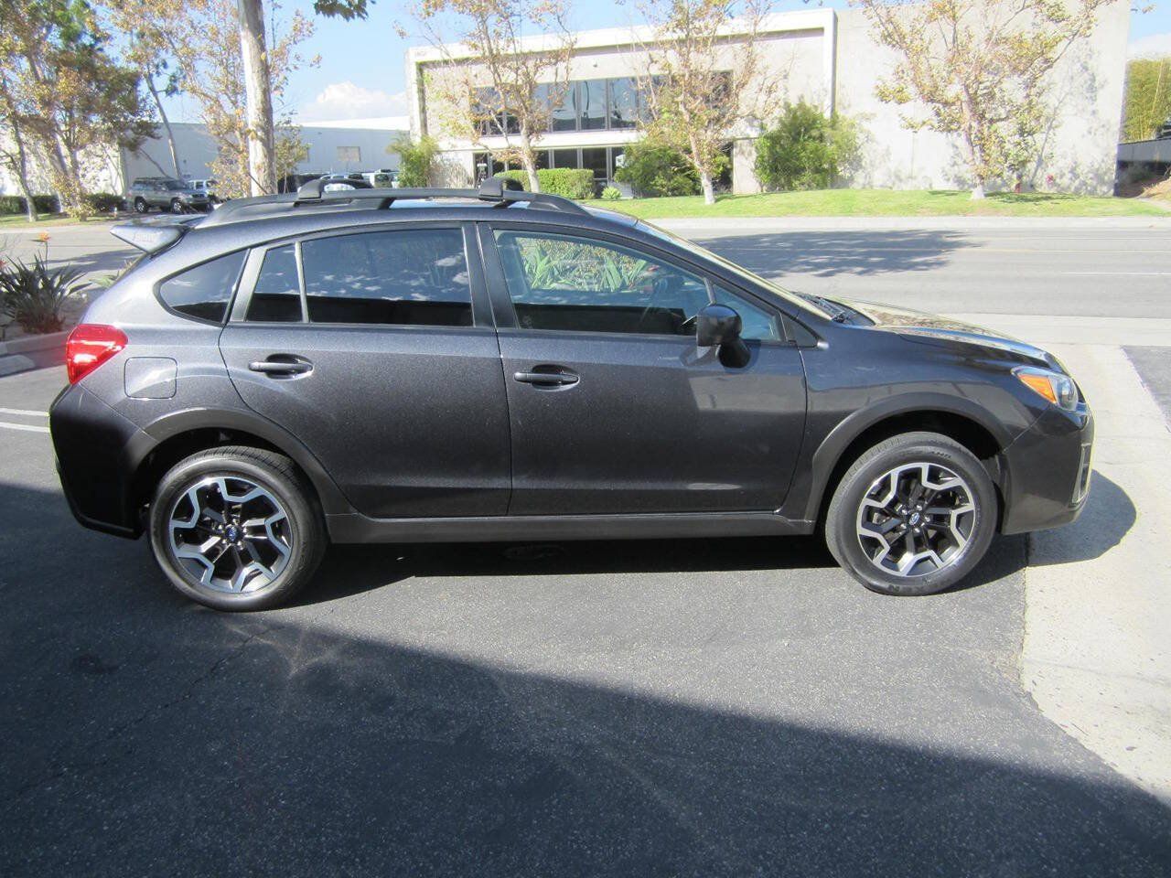 Used 2017 Subaru Crosstrek 2.0i AWD/4WD image 2