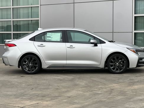 Used 2025 Toyota Corolla SE image 3