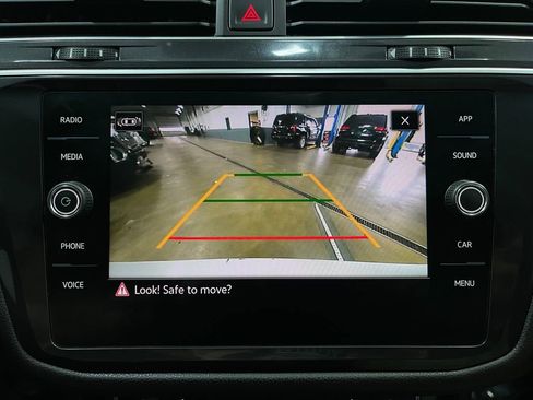 Used 2021 Volkswagen Tiguan SE R-Line image 10