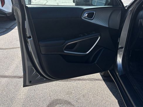 Used 2025 Kia Soul LX w/ LX Technology Package FWD image 18
