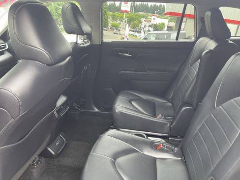 Certified 2024 Toyota Highlander XLE AWD/4WD image 13