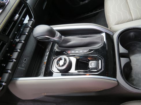 Used 2025 Chevrolet Colorado ZR2 w/ Off-Road Front Bumper Package image 32