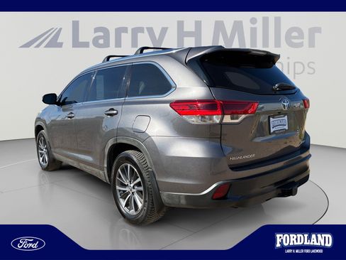 Used 2019 Toyota Highlander XLE AWD/4WD image 3