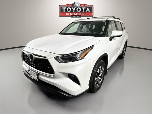 Used 2023 Toyota Highlander XLE AWD/4WD image 3
