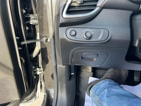 Used 2022 Chevrolet Trax LT w/ LT Convenience Package image 12