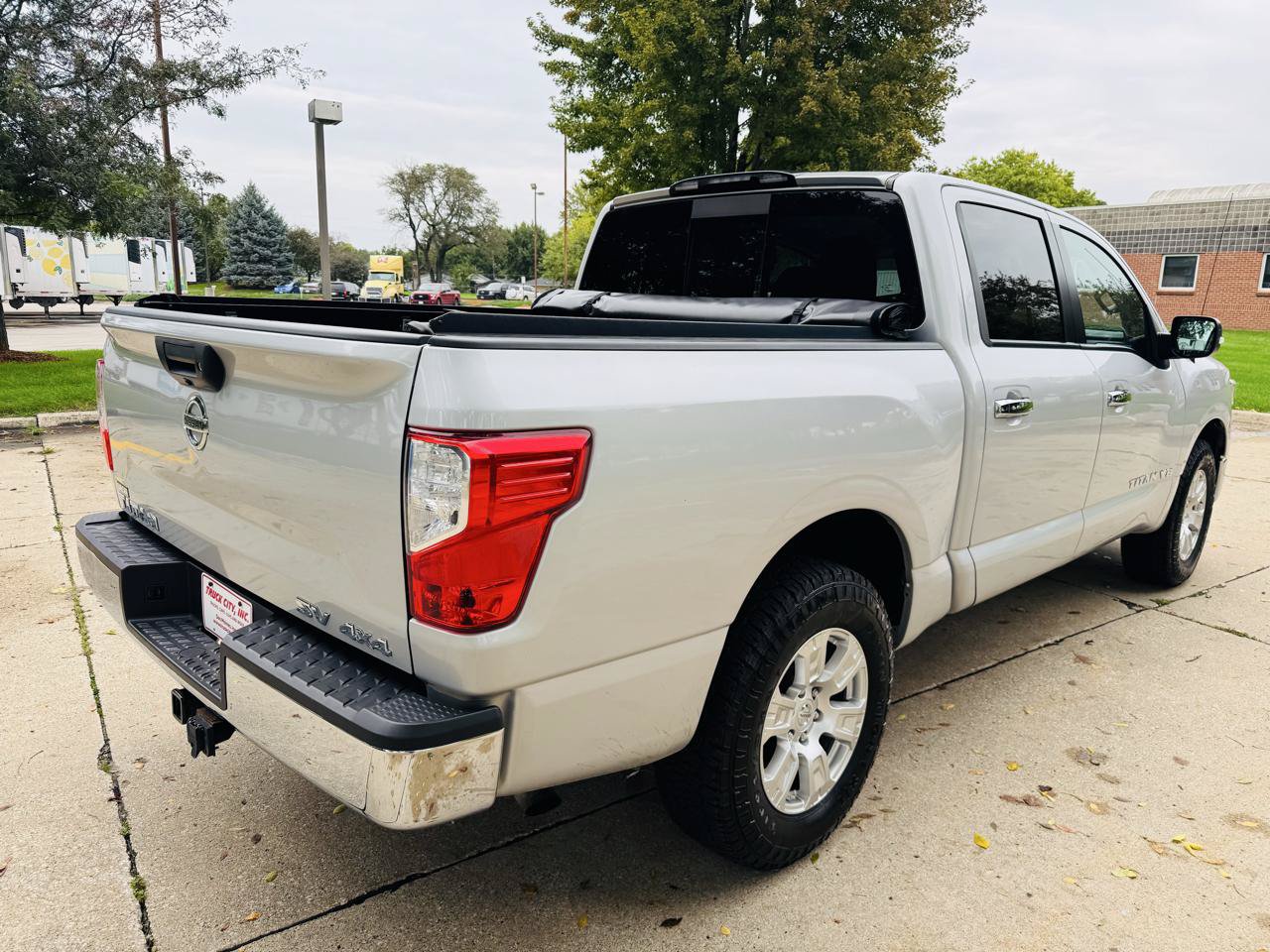 Used 2018 Nissan Titan SV AWD/4WD image 3