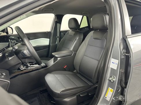 Used 2025 Chevrolet Trax LT w/ LT Convenience Package image 17