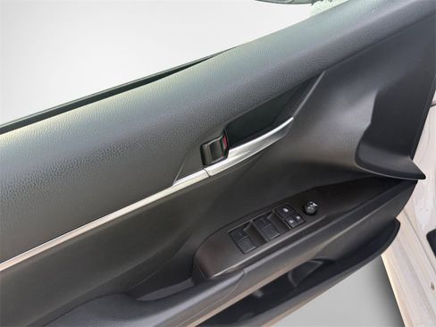 Used 2023 Toyota Camry SE image 11