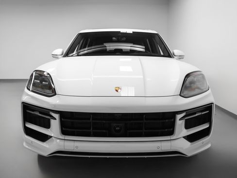 Certified 2025 Porsche Cayenne GTS AWD/4WD image 8