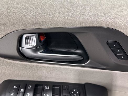 Used 2023 Chrysler Pacifica Touring-L FWD image 19