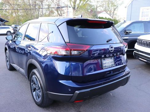 Used 2024 Nissan Rogue SV image 3