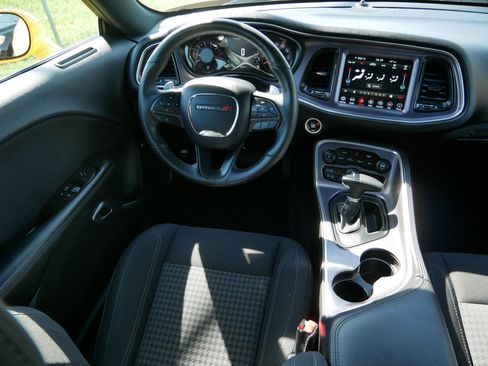 Used 2018 Dodge Challenger R/T w/ Driver Convenience Group RWD image 9