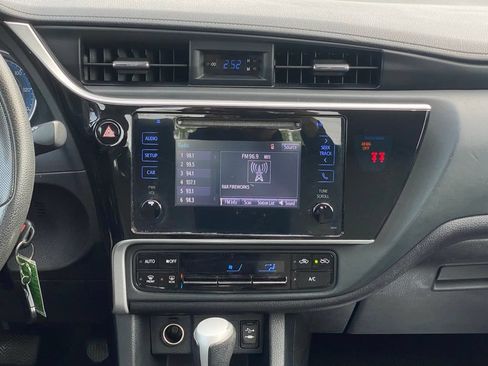 Used 2018 Toyota Corolla LE FWD image 21